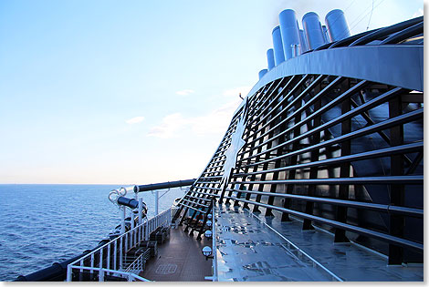 Der Schornstein der MSC PREZIOSA, links hinten im Bild die Wasserrutsche Vertigo.