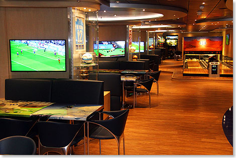 Das Sports and Bowling Diner auf Deck 7 ist gleichzeitig Fernsehraum, Bowling-Center und Fast Food Restaurant.