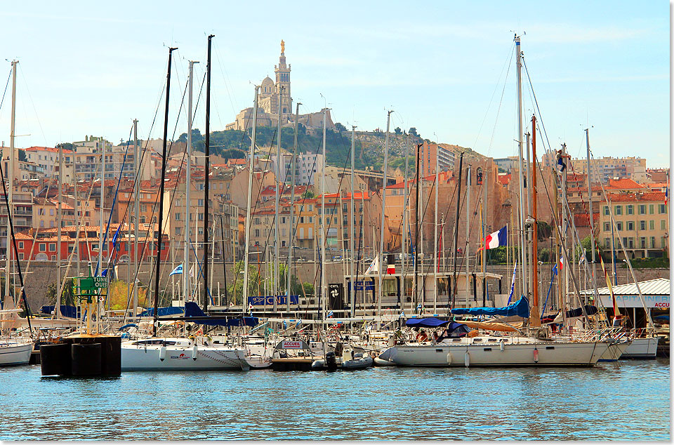 Der Vieux Port von Marseille, oben auf dem Berg, 147 Metern Hhe, die Kathedrale Notre-Dame de la Garde. 