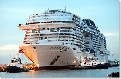 MSC MERAVIGLIA beim Aufschwimmen im Baudock bei STX France, Saint Nazaire.