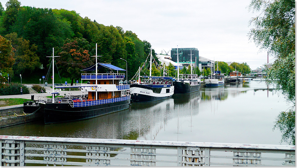 Alte Schiffe, liebevoll restauriert, am Ufer des Aurajoki in Turku, der ltesten Stadt Finnlands.