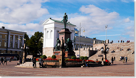 Zar Alexander II. thront vor dem Dom auf dem Senatsplatz.