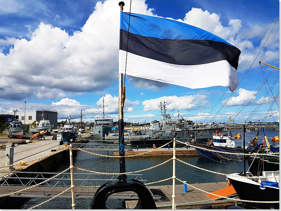 Die estnische Flagge des Eisbrechers SUUR TOLL weht ber dem Museumshafen von Tallinn.