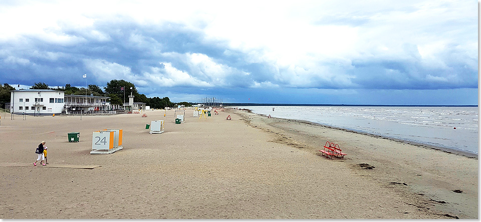 Der zehn Kilometer lange Sandstrand des traditionsreichen Seebades Prnu.