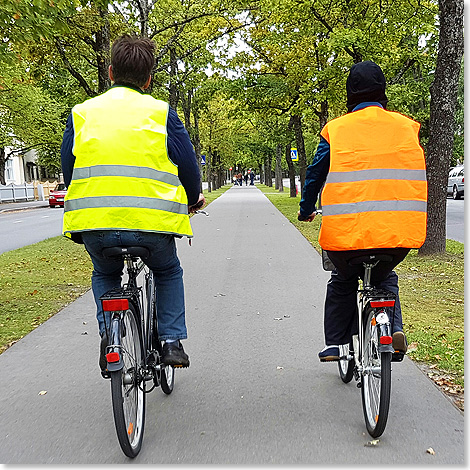 Entspanntes Radfahren durch die Alleen von Prnu.