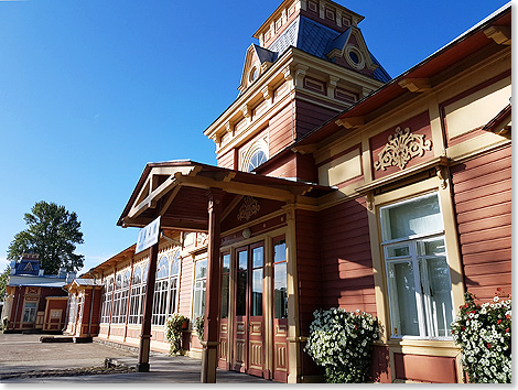 Der Hlzerne Bahnhof in Haapsalu mit Eisenbahnmuseum.