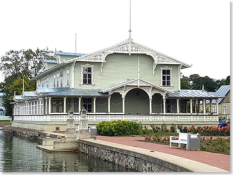 Das Kurhaus von 1906 im Jugendstil an der Seepromenade von Haapsalu.