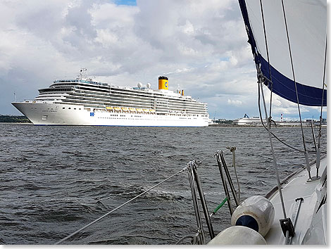 MS COSTA LUMINOSA wird vor Tallinn passiert.