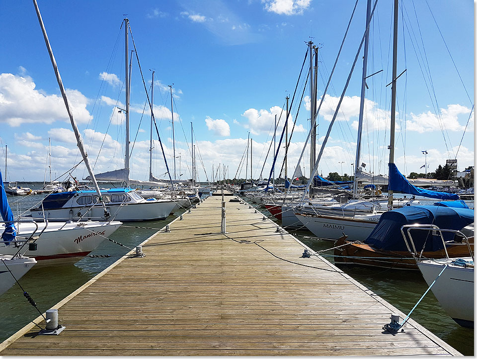 Moderne Steganlage in der Marina des Yachtclubs Haapsalu.