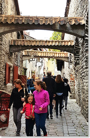 Sttzbgen berspannen eine Gasse in Tallinn.