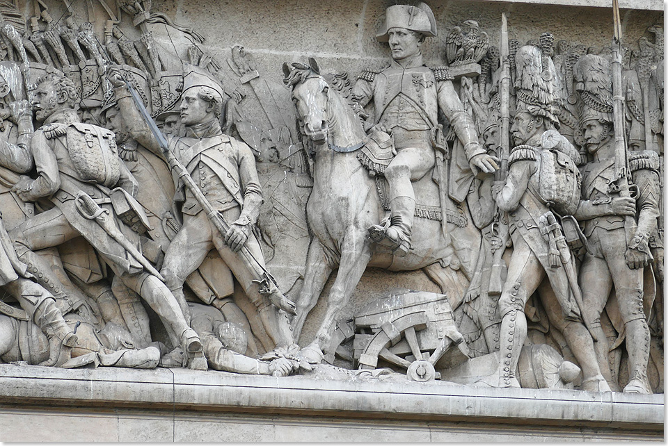 So sah er sich gern, hoch zu Ross bei seinen Truppen. Napoleon lie zu seinem Ruhm den Arc de Triomphe in Paris errichten, unter dem heute das Grabmal des Unbekannten Soldaten liegt.