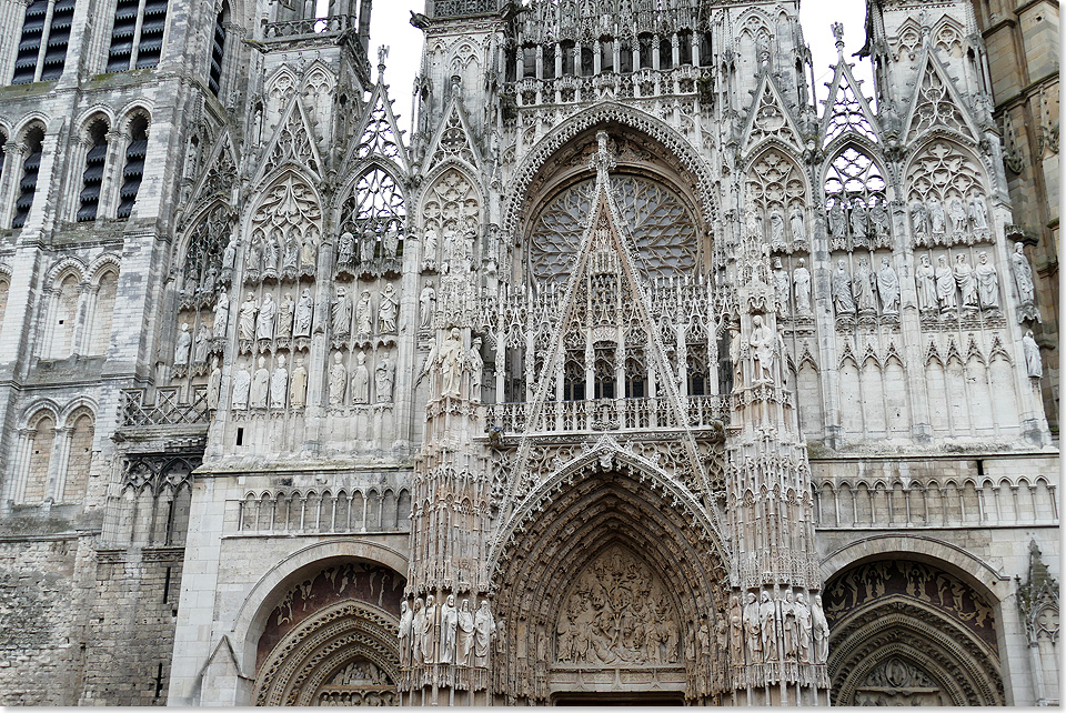 Die Front der Kathedrale von Rouen ist ein Beispiel ausgereifter Baukunst der Gotik. Sie hat Claude Monet immer wieder zu verschiedenen Tageszeiten in wechselndem Licht gemalt.