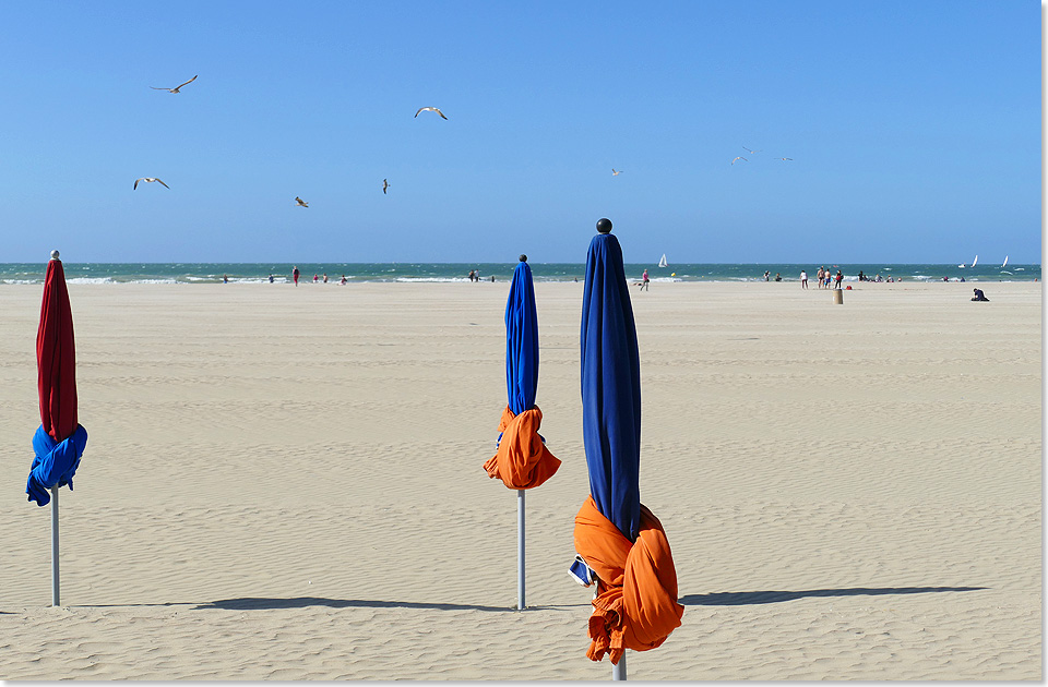 Am Strand von Deauville sprt man die Faszination des Lichts, das die Maler des Impressionismus immer wieder begeisterte. Gewaltige Strnde, glnzendes Wasser und einen riesigen Himmel gibt es immer noch, doch die Maler sind verschwunden.