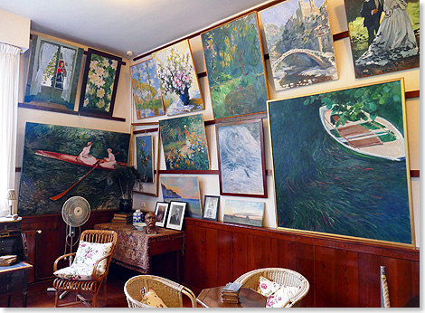 Monet pflegte Freundschaft zu vielen Malern seiner Generation und kaufte Bilder von ihnen, mit denen er sein Atelier schmckte. Zu sehen sind hier heute nur Kopien weltberhmter Gemlde, das Haus bte nicht genug Sicherheit fr Originale.