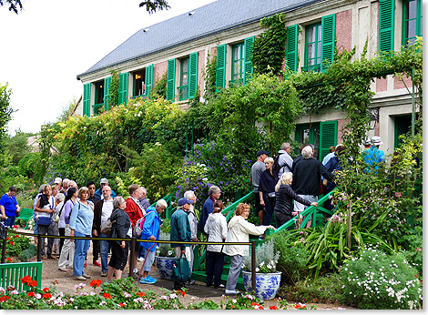 Sofort nach ffnung des Gartens bildet sich vor Monets Haus eine Schlange. Der groe Maler kaufte in Giverny  1890 dieses Haus, in dem er 1926 starb. Er wurde auf dem nahen Friedhof beigesetzt.