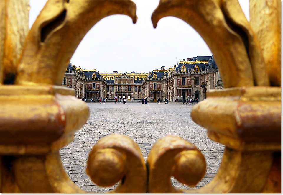 Alle Macht liegt in der Hand des Herrschers. Der Staat ist sein Privateigentum. Und das zeigt der Knig auch: Ludwig XIV. baute sein Prunkschloss in Versailles vor den Toren von Paris. Es wurde in ganz Europa zum Vorbild zahlreicher frstlicher Nachahmer.