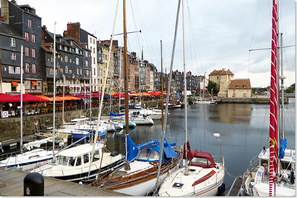 Segelboote liegen im alten Hafenbecken von Honfleur. Paris ist nur zwei Autostunden entfernt, wer dort arbeitet, hat fr seinen Sport hier den nchsten Seehafen. 