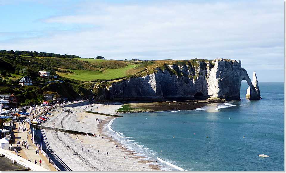 Der Strand von Etretat hat sich seit Monets Zeiten nicht sehr verndert. Die Kalkfelsen zeigen immer noch gewaltige Bgen, die das Meer ausgewaschen hat. Auslaufende Fischer sind heute selten.