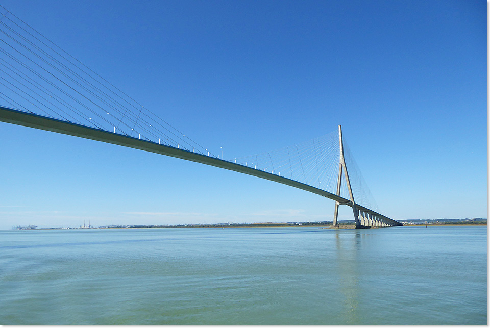 Die berhmte Brcke Pont de Normandie. Viele Jahre lang war sie mit einer Spannweite von 856 Metern und einer Gesamtlnge von  2141 Metern die lngste Hngebrcke Europas. Unter ihr knnen auch Riesenschiffe mhelos den Fluss nutzen.