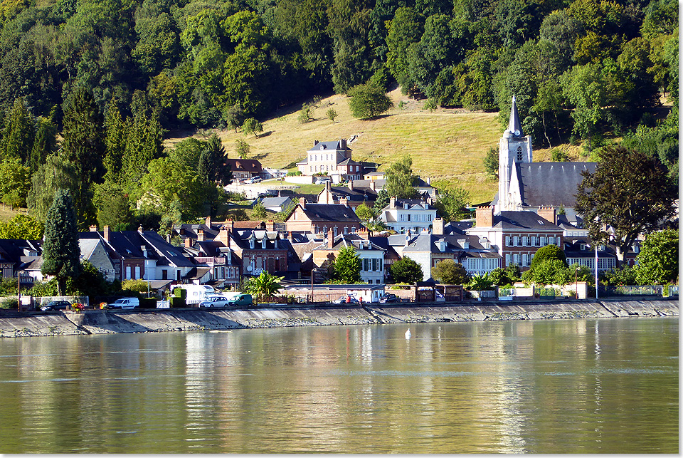 Groe Kirche, kleiner Ort. Die Kirche sammelte ihre Glubigen vor ruberischen Normannen, die im Mittelalter die Seine bis nach Paris hinauf fuhren, doch konnte sie die Menschen nicht schtzen.