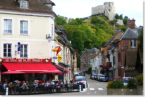 Im Schatten der Burg den Sonntag genieen  das Caf in Flussnhe in Les Andelys ist bei Jung und Alt sehr beliebt. Vor dem Aufstieg kann man sich hier strken.