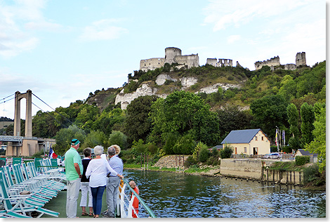 Als die Normandie noch zu England gehrte, lie Richard Lwenherz an der Seine in Les Andelys zum Schutz seiner Stadt Rouen eine gewaltige Burg errichten. In spteren Zeiten diente sie als Baumaterial.