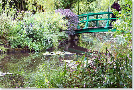 Der Teich im Garten mit Brcke und Wasserlilien war fr Monet Anregung fr riesige Bilder. Um sie zu malen, baute Monet 1916 ein entsprechend groes Atelier an sein Haus, in dem heute Andenken und Nachdrucke verkauft werden.