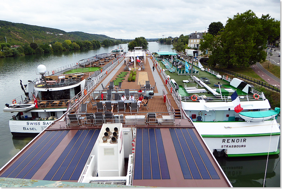 Zwischen Paris und Honfleur fahren in der Saison 24 Kreuzfahrtschiffe. Da werden Liegepltze manchmal rar. Schiffe liegen also im Pckchen. Der Gast muss manchmal zwei weitere Schiffe queren, um an Land zu kommen.