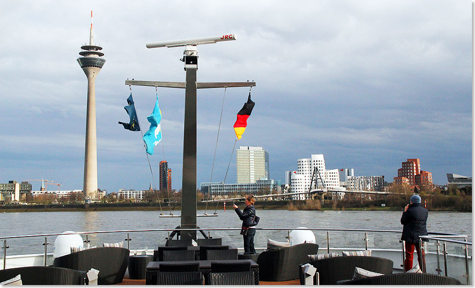  Die Skyline von Dsseldorf voraus.