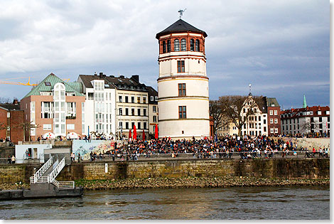 Die Seh-Leute am Dsseldorfer Rheinufer genieen den Sonntagnachmittag.
