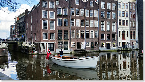 Rundfahrtboot vor Brgerhusern in Amsterdam.