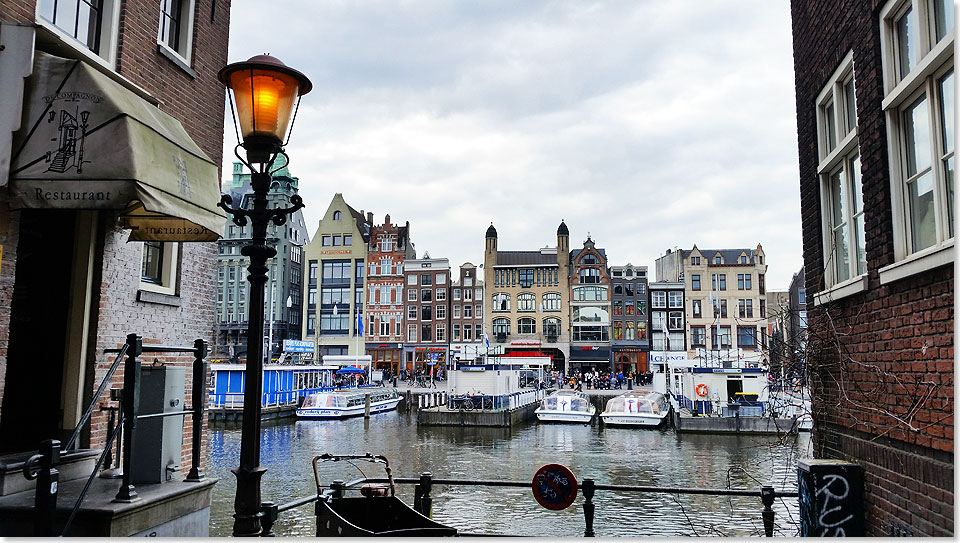 Eine Anlegestelle von Grachtenbooten in der Amsterdamer Altstadt.
