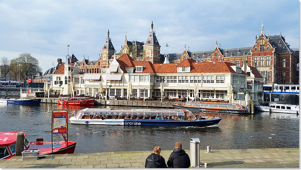  Ein Restaurant an dem Grachtenhafen vor dem Hauptbahnhof Amsterdams.