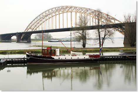 Ein schner Oldtimer vor der Brcke von Nijmegen.