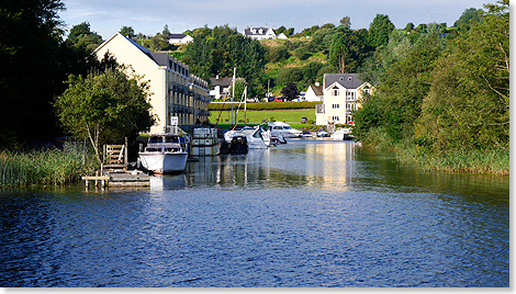 Kleine Marinas zwischen den Husern an beiden Ufern.