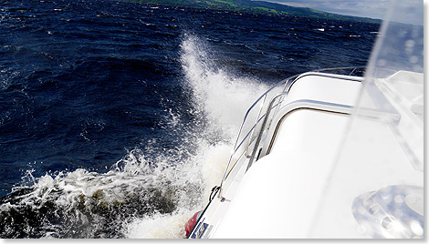 Wind kommt auf und die Wellen schlagen heftig gegen unser Boot.