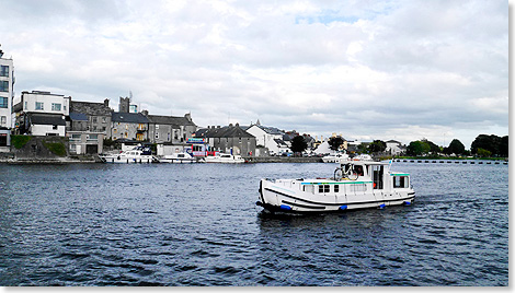 Athlone vom Wasser aus gesehen, viele Hausboote ankern hier.