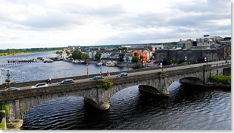 Die steinerne Brcke ber den Shannon verbindet Alt- und Neustadt von Athlone.