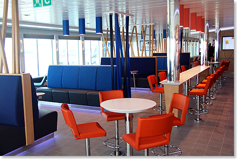 Die achtere Lounge der BERLIN bietet viele verschiedene Sitzmglichkeiten fr die knapp zweistndige berfahrt nach Dnemark.