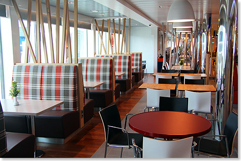 Die Food Xpress-Arkade auf der Backbordseite von Deck 7 ist mit seinen Sitzgruppen und Bnken der Mittelpunkt der BERLIN. 