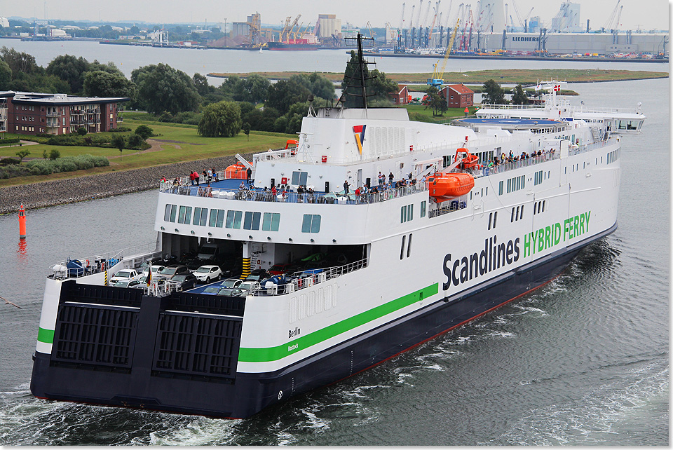 Die Auto- und Sonnendecks der BERLIN sind im Sommer wie auf diesem Foto bis zur Ankunft im Rostocker Seehafen gut gefllt.