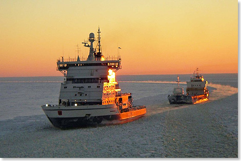 Finnischer Eisbrecher KONTIO mit Konvoi im Abendlicht.