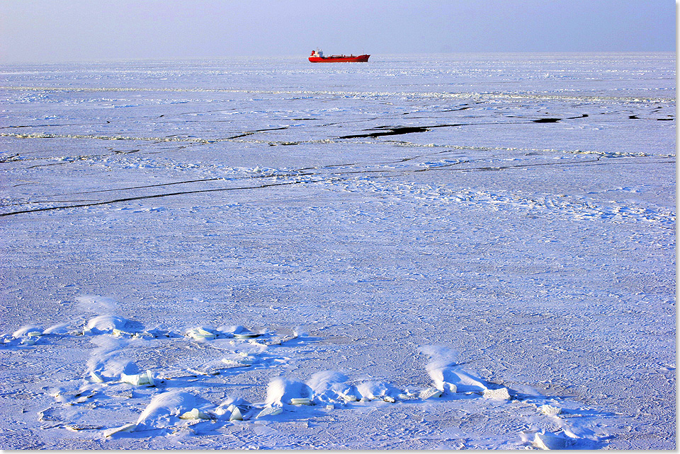 In der Eiswste festsitzender Tanker.