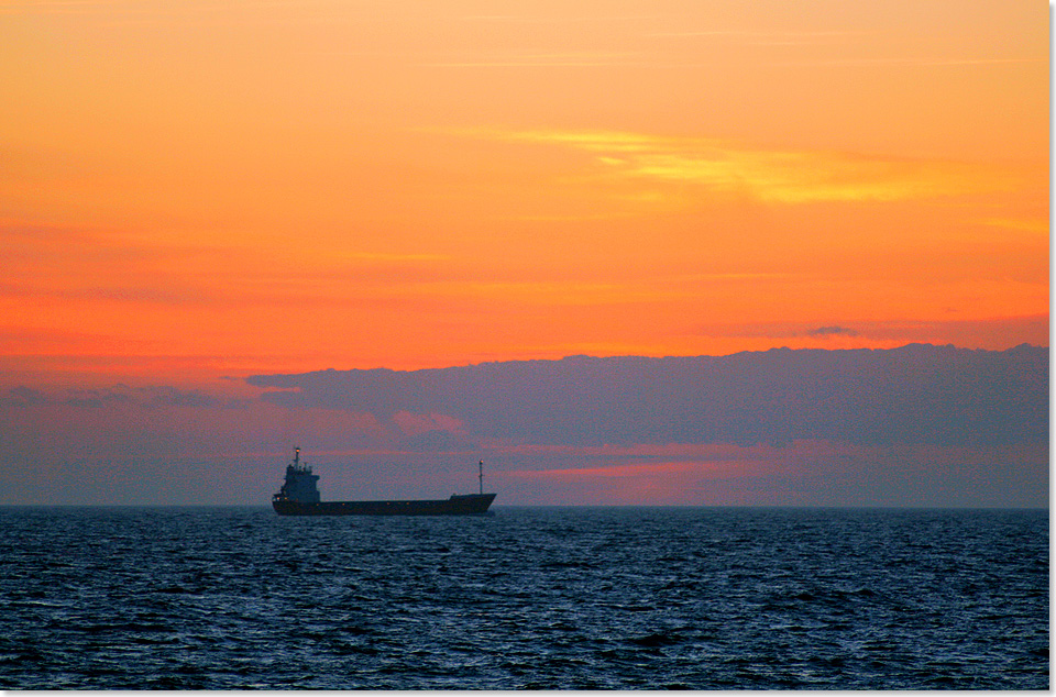 Passierender Frachter im Ostsee-Sonnenuntergang.