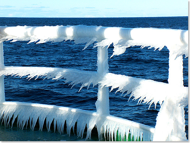 Eisskulptur an der Reling, der Fahrtwind hat mitgeholfen. 