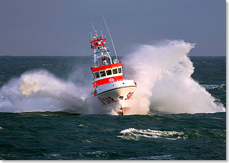 Der Seenotrettungskreuzer BERLIN  SK36  auf Probefahrt in der Nordsee.