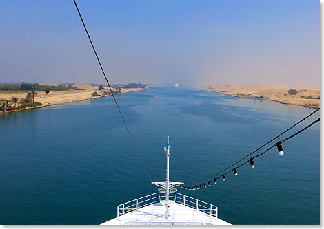 Sandwste mit Rinne  die AMADEA passiert den Suezkanal. 