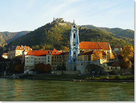 Drnstein, die Perle der Wachau mit dem unverwechselbaren blauen Turm der Stiftskirche.
