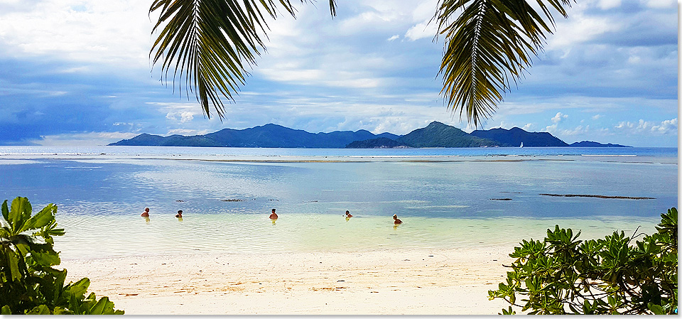 Blick von der Seychellen-Insel La Digue auf die nahe Nachbarinsel Praslin.