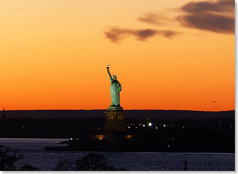 Liberty Island in der Hudson Mndung. Der malerische Sonnenuntergang tuscht, gegen 18 Uhr ist es bitter kalt.
